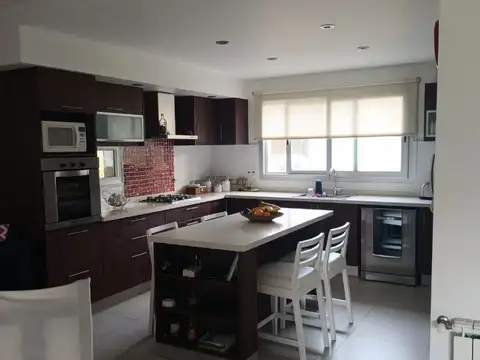 Casa en Venta con 4 cocheras