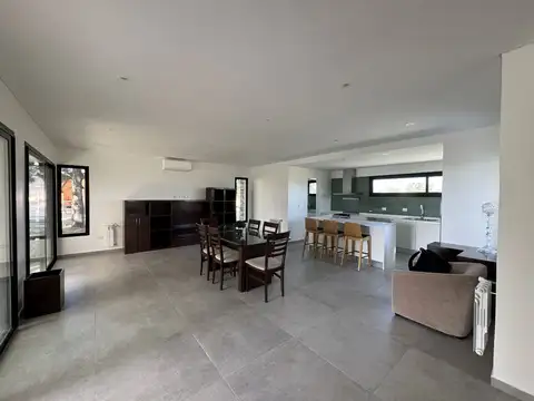 Casa en Venta con 3 cocheras
