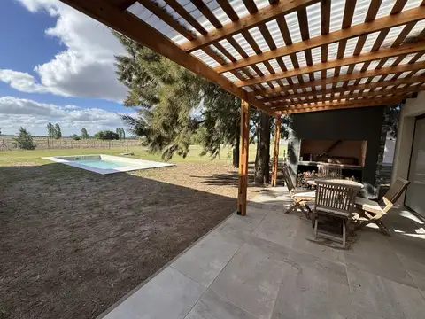 Casa 4 ambientes con 2 baños