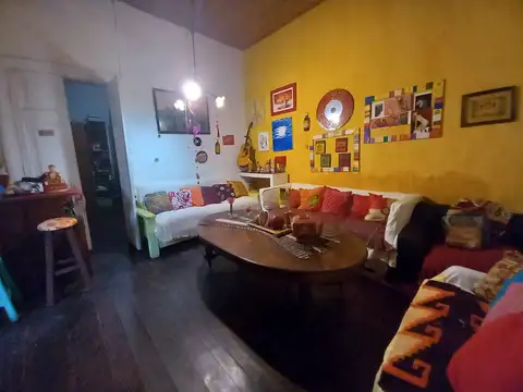 MUY BUEN PH PLANTA BAJA SOBRE AVDA PERON, IDEAL PROFESIONAL O VIVIENDA.