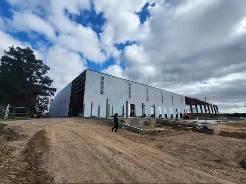 NAVE INDUSTRIAL DE 4.850 M² LINDERA AL AEROPUERTO DE EZEIZA