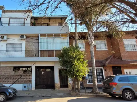 Departamento de 4 ambientes en 1º piso por escalera