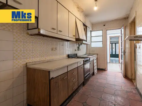 ¡Retasada! Casa con cochera en venta. 4 ambientes. A reciclar.