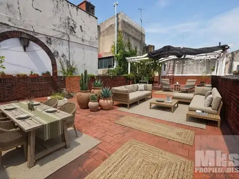 ¡Retasada! Casa con cochera en venta. 4 ambientes. A reciclar.