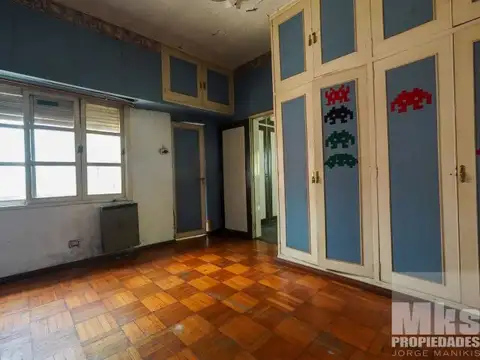 ¡Retasada! Casa con cochera en venta. 4 ambientes. A reciclar.