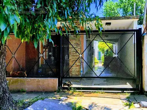 Oportunidad en Castelar Sur: PH a reciclar con patio, buena ubicación y gran proyección