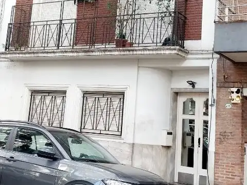 3 Ambientes primer piso x escalera, balcon frente