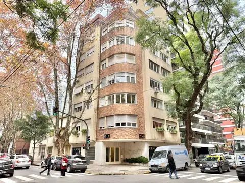 Distinguido piso en venta con cochera y baulera en Belgrano.