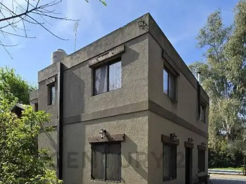 VENTA CASA 4 AMB. EN ITUZAINGÓ PILETA, PARRILLA - ACEPTA PRMUTA