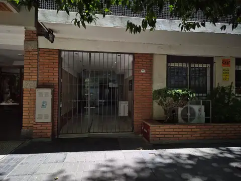 Excelente monoambiente en semi piso, contrafrfente vista abierta.