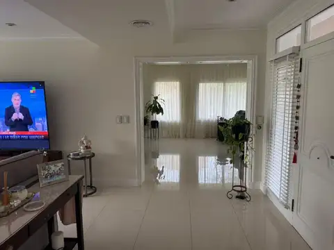 Casa 6 ambientes con 4 baños