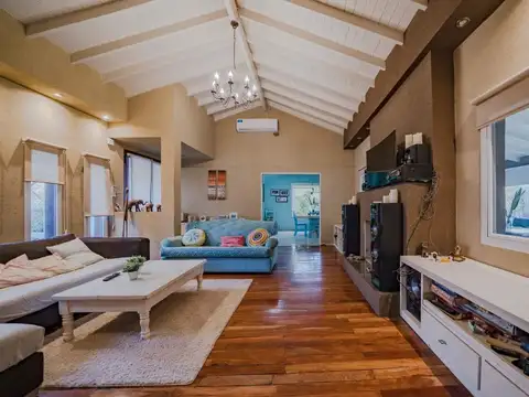 VENTA CASA 5 AMBIENTES PILAR-PERMUTA