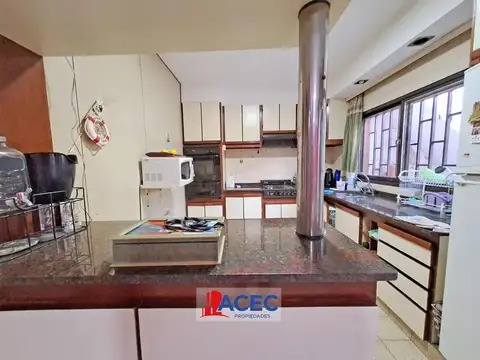 Casa 4 ambientes con 2 baños