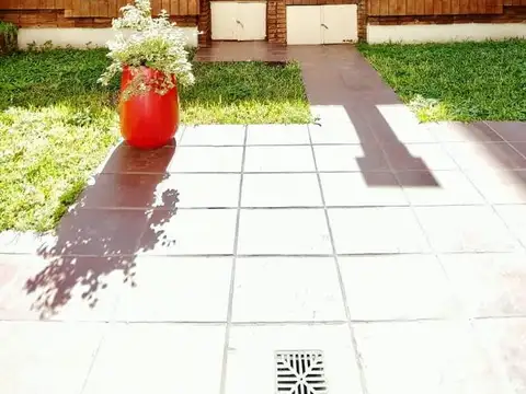como una casa,3 dormitorios con jardin propio y parrilla