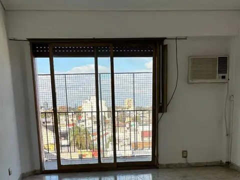 3 AMBIENTES TODO LUZ, BALCÓN, VISTA ABIERTA.