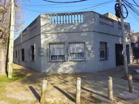 Destacada Casa de 4 Ambientes con Cochera Doble y Terraza en Villa Adelina
