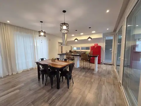 VENTA CASA 4 AMBIENTES EN MIRALAGOS 1 - LA PLATA