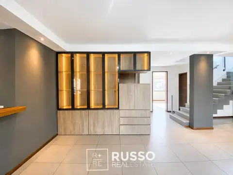 Casa en Alquiler con 4 cocheras