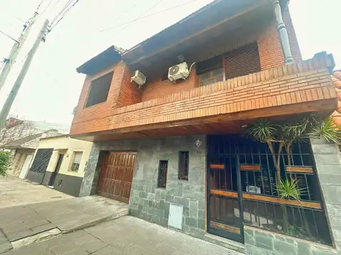 VENTA CASA 4 AMBIENTES LANUS OESTE GARAGE PATIO JARDIN PISCINA