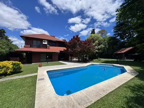 Venta de casa en dos plantas con pileta en lote de 1350m2 en Mapuche Country Club