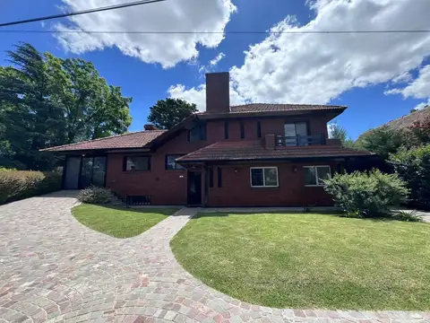 Venta de casa en dos plantas con pileta en lote de 1350m2 en Mapuche Country Club