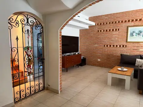 CASA TIPO CHALE 5 AMBIENTES CON JARDIN Y QUINCHO
