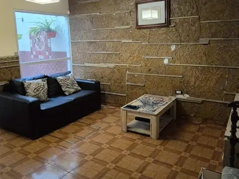 Casa 8 ambientes con 2 baños