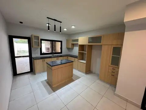Casa 3 ambientes con 2 baños