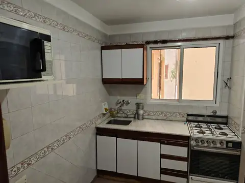 DEPARTAMENTO DE 3 AMBIENTES CON BALCÓN AL CONTRAFRENTE Alsina 122, Piso 5° “B”, Avellaneda