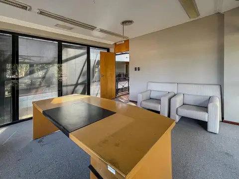 Oficina 13 ambientes con 4 baños