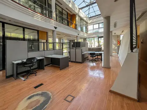 Oficinas mas galpón industrial con gran espacio de estacionamiento.