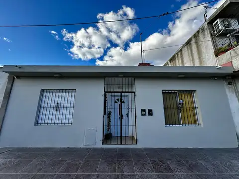 Propiedad Polifuncional de Diseño Lineal: Ideal Vivienda o Inversión como Hostel.