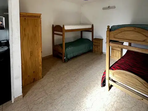 Propiedad Polifuncional de Diseño Lineal: Ideal Vivienda o Inversión como Hostel.