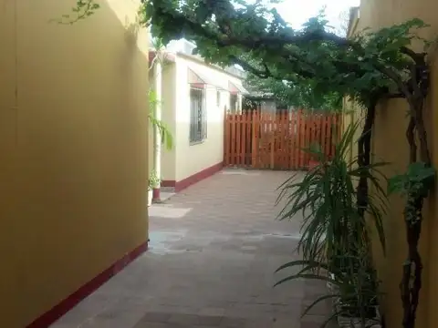 DOS CASAS A MTS. DE AV. GASPAR CAMPOS