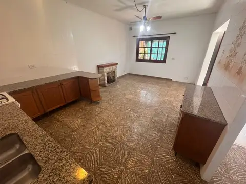 Casa 4 ambientes con 2 baños