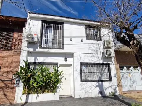 Departamento tipo casa en venta en San Isidro Vias / Rolon