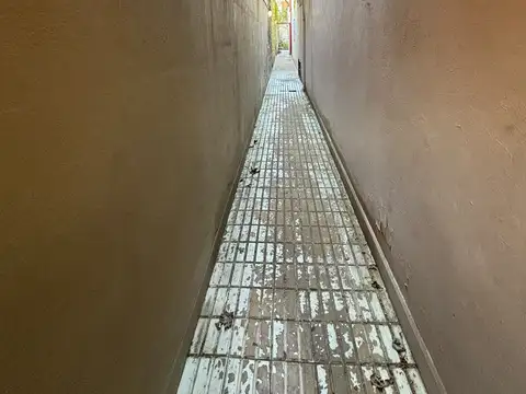 Excelente Local con dos viviendas en la zona comercial mas importante de Quilmes Centro.