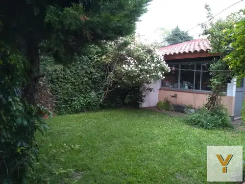 Casa en venta - 2 Dormitorios 1 Baño - 220Mts2 - Cochera - 220Mts2 - Quilmes Oeste
