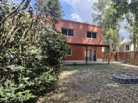 Casa 3 ambientes con parque, garage y galería en Barrio Cerrado - Apto crédito