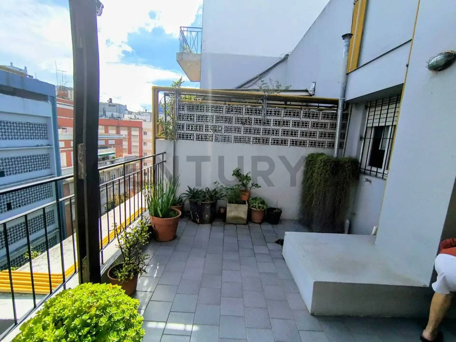 Departamento 2 ambientes con terraza propia zona centro