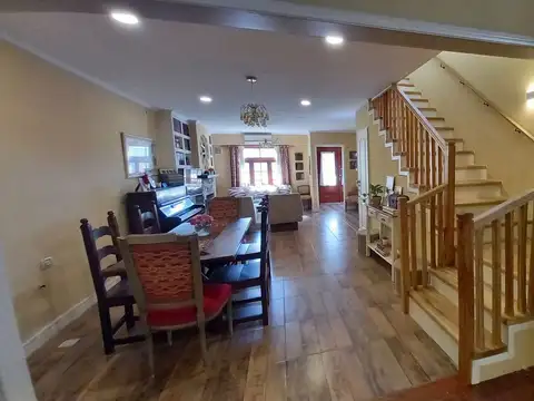 Casa 6 ambientes con 2 baños