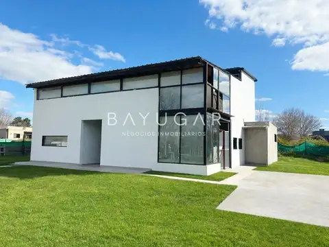 OPORTUNIDAD - Casa a terminar en Barrio Los Alcanfores - Gran Parque