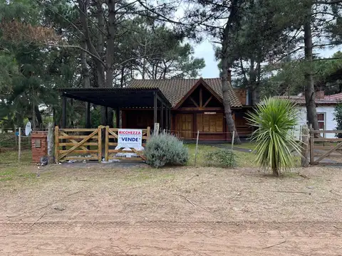 HERMOSO CHALET CUATRO AMBIENTES   DOS DEPARTAMENTOS DOS Y 1/2 AMBIENTES