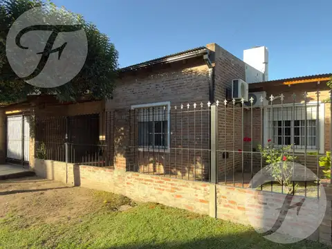 Casa en Venta de 4 ambientes con amplio terreno – Excelente ubicación residencial - Apto crédito
