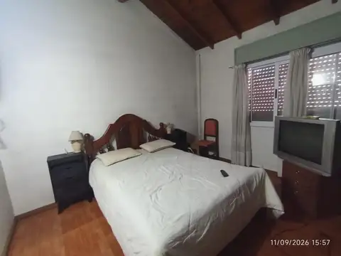Casa de tres dormitorios, lugar para auto y fondo.