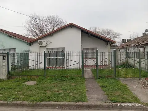 Casa de tres dormitorios, lugar para auto y fondo.