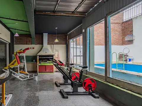 VENTA VILLA ELISA Casa de tres dormitorios y local con pileta en Av. Arana y Centenario