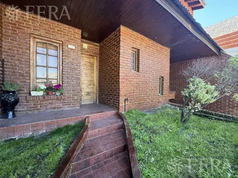 Venta Casa 5 ambientes con cochera y patio en Bernal Oeste