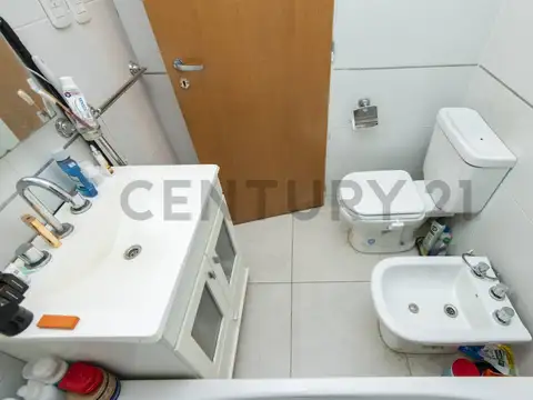 DEPARTAMENTO EN VENTA EN LA PLATA SEMIPISO DE 1 DORMITORIO CON BALCÓN Y COCHERA