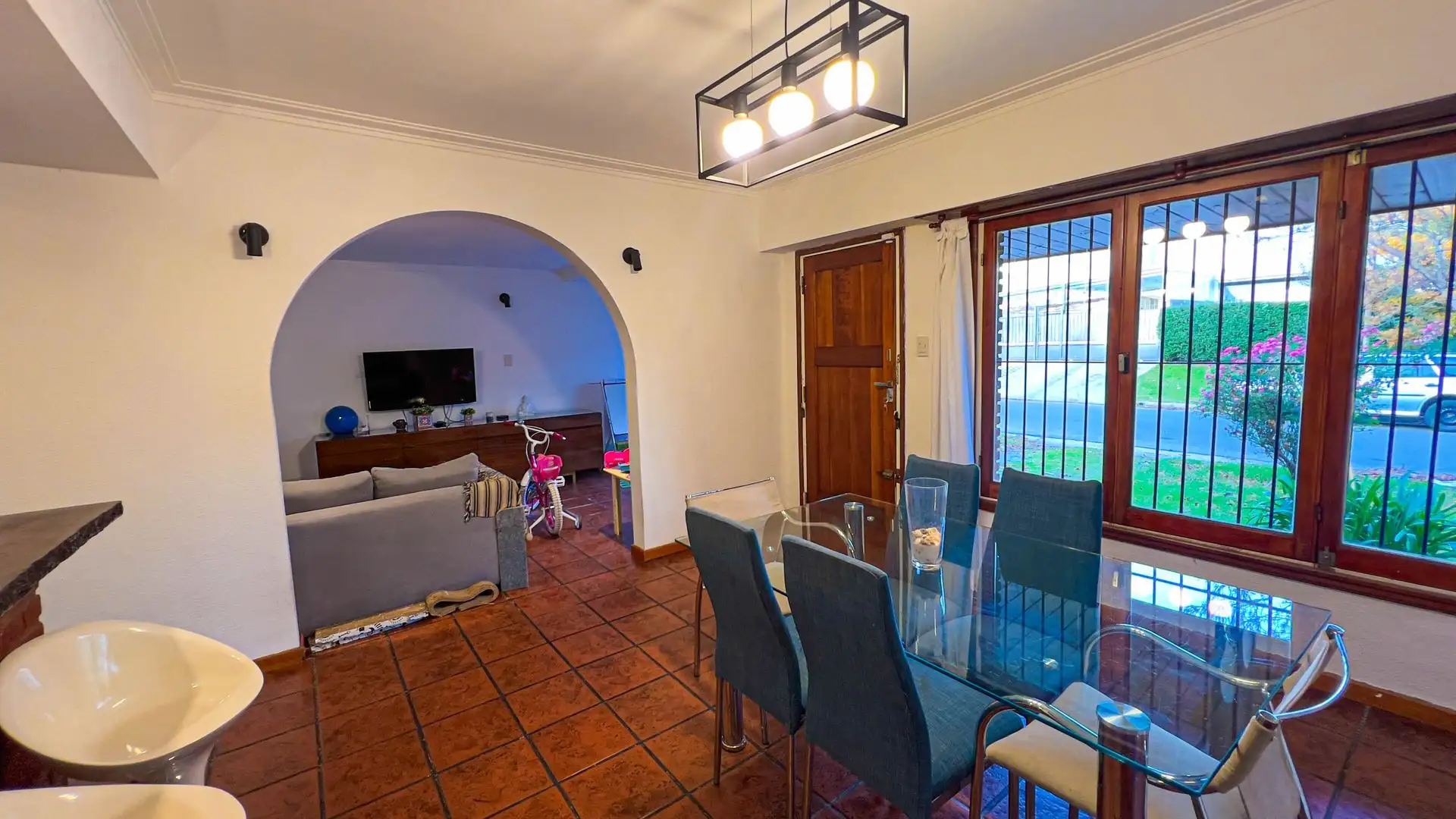 VENTA CASA 4 AMBIENTES CON PATIO BARRIO CAISAMAR